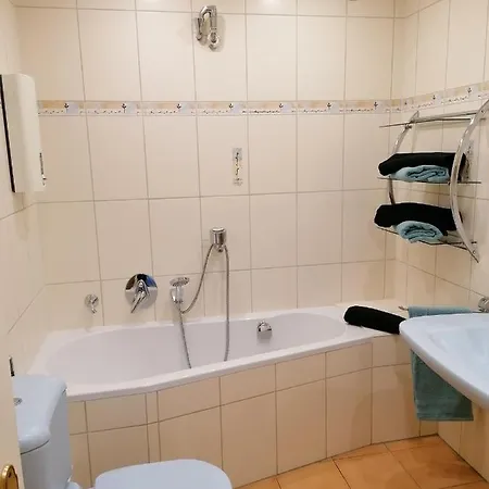 Apartment Schickes - Mini - Appartement -Zentral gelegen in Leverkusen Wiesdorf - Friedrich Ebert Platz 5a , 4te Etage mit Balkon--Kaution Pflicht--