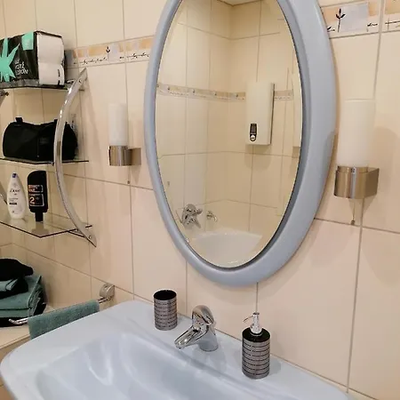 Schickes - Mini - Appartement -Zentral gelegen in Leverkusen Wiesdorf - Friedrich Ebert Platz 5a , 4te Etage mit Balkon--Kaution Pflicht-- Apartment Leverkusen