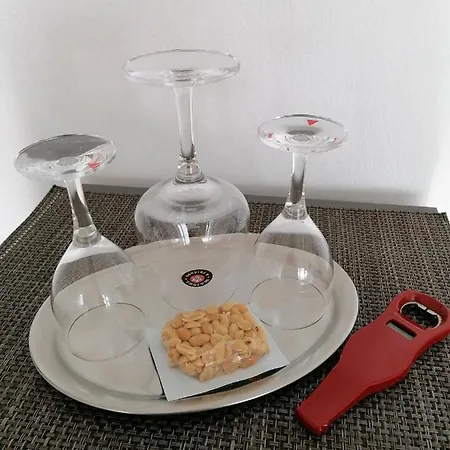 Schickes - Mini - Appartement -Zentral gelegen in Leverkusen Wiesdorf - Friedrich Ebert Platz 5a , 4te Etage mit Balkon--Kaution Pflicht--