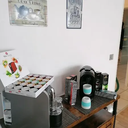 Schickes - Mini - Appartement -Zentral gelegen in Leverkusen Wiesdorf - Friedrich Ebert Platz 5a , 4te Etage mit Balkon--Kaution Pflicht-- * Leverkusen