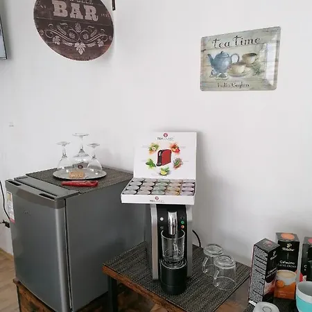 Schickes - Mini - Appartement -Zentral gelegen in Leverkusen Wiesdorf - Friedrich Ebert Platz 5a , 4te Etage mit Balkon--Kaution Pflicht-- Apartment Leverkusen