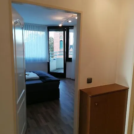 Schickes - Mini - Appartement -Zentral gelegen in Leverkusen Wiesdorf - Friedrich Ebert Platz 5a , 4te Etage mit Balkon--Kaution Pflicht--