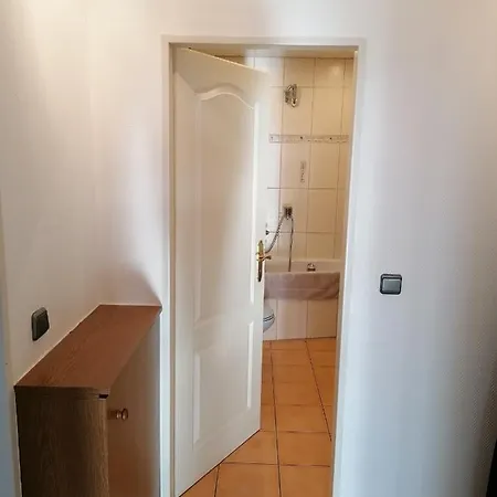 Apartment Schickes - Mini - Appartement -Zentral gelegen in Leverkusen Wiesdorf - Friedrich Ebert Platz 5a , 4te Etage mit Balkon--Kaution Pflicht-- *