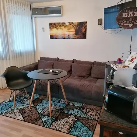 Schickes - Mini - Appartement -Zentral gelegen in Leverkusen Wiesdorf - Friedrich Ebert Platz 5a , 4te Etage mit Balkon--Kaution Pflicht-- Apartment