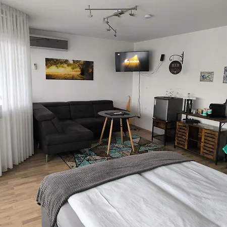 Zentrales City-studio - In Wiesdorf , 4tes Og Mit Balkon-kein Lift- Naehe Chempark & Bayarena--kaution Pflicht-- *
