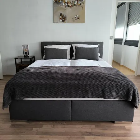 Zentrales City-studio - In Wiesdorf , 4tes Og Mit Balkon-kein Lift- Naehe Chempark & Bayarena--kaution Pflicht-- Leverkusen